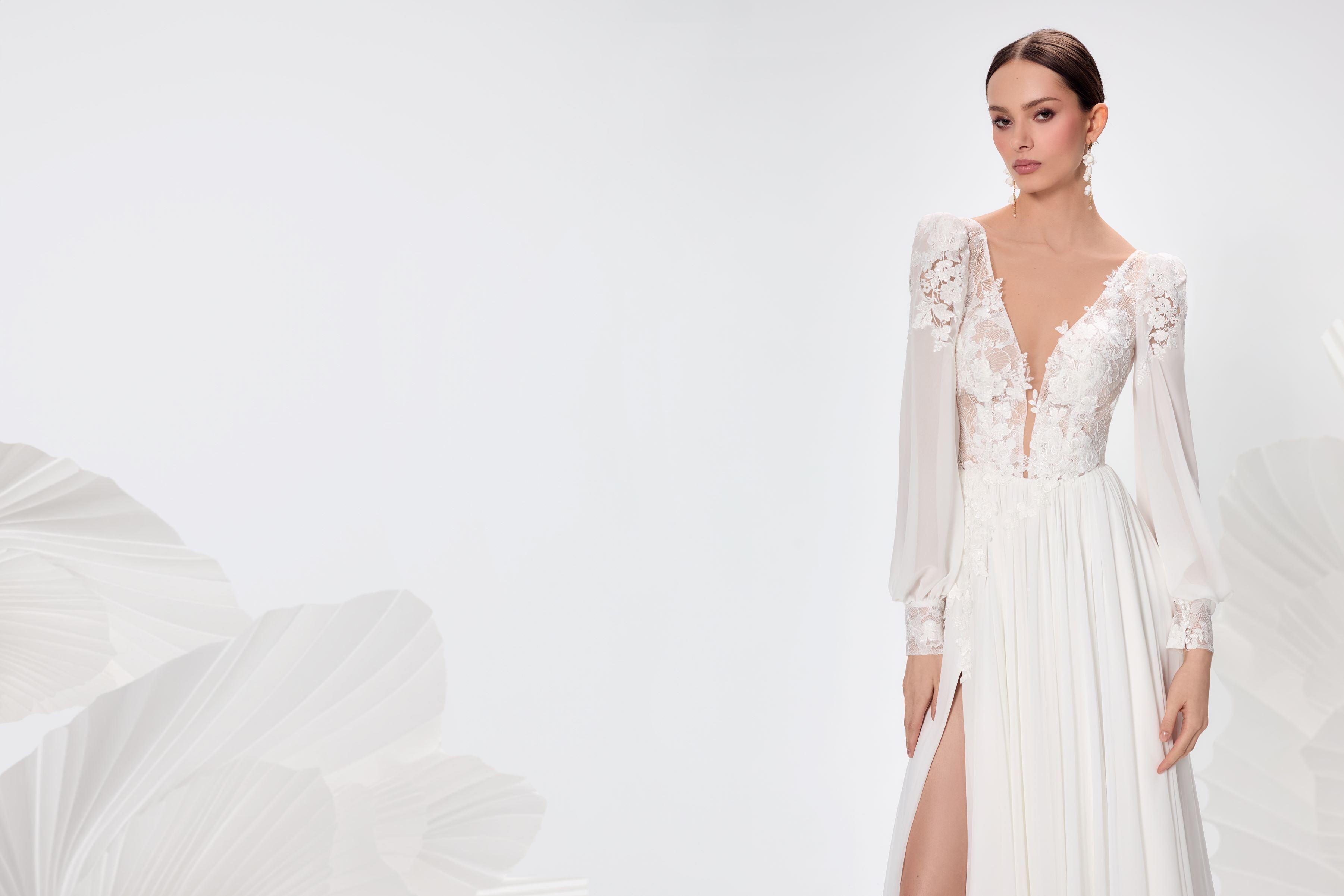 Schlichtes langärmliges Brautkleid mit klaren Linien
