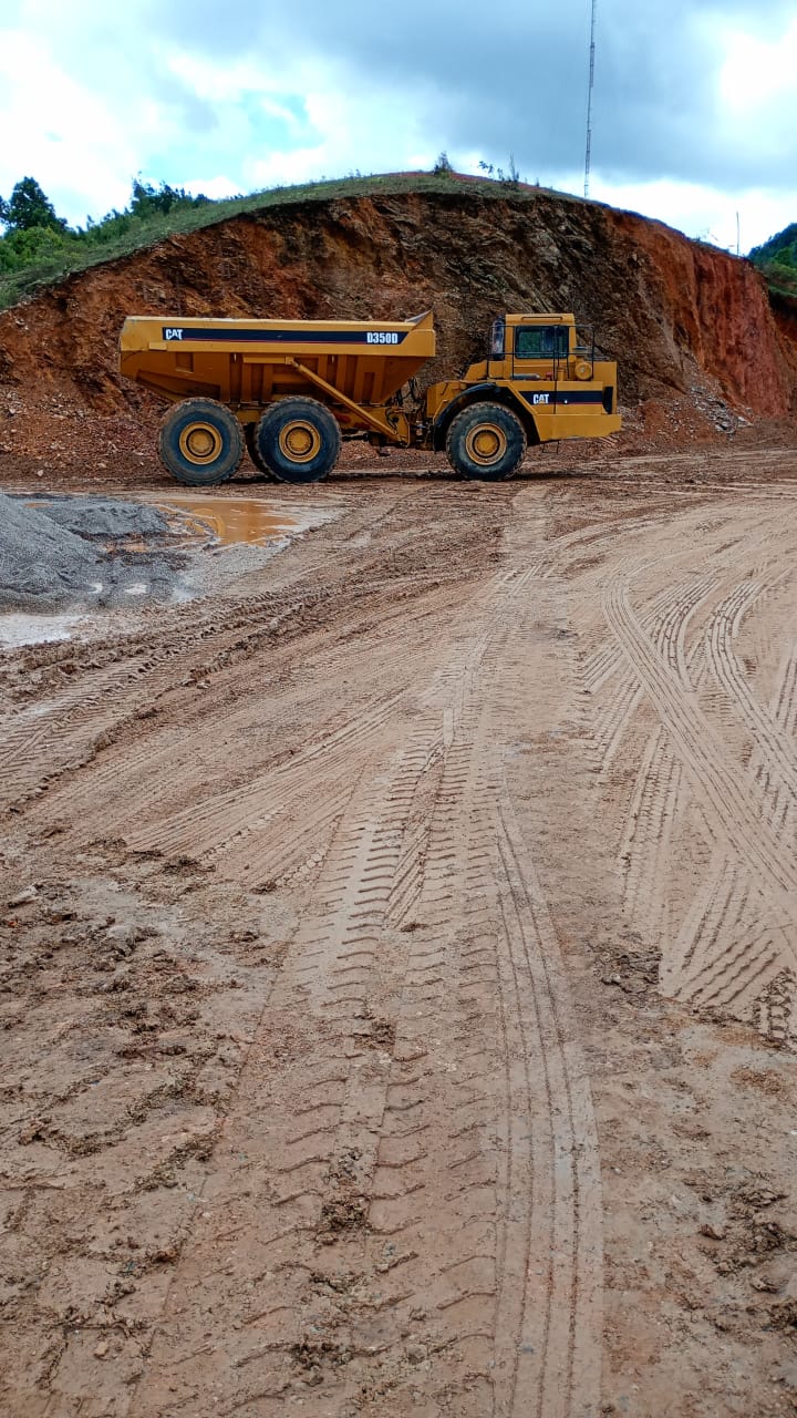 Camión articulado para acarreo de material en obras de gran escala