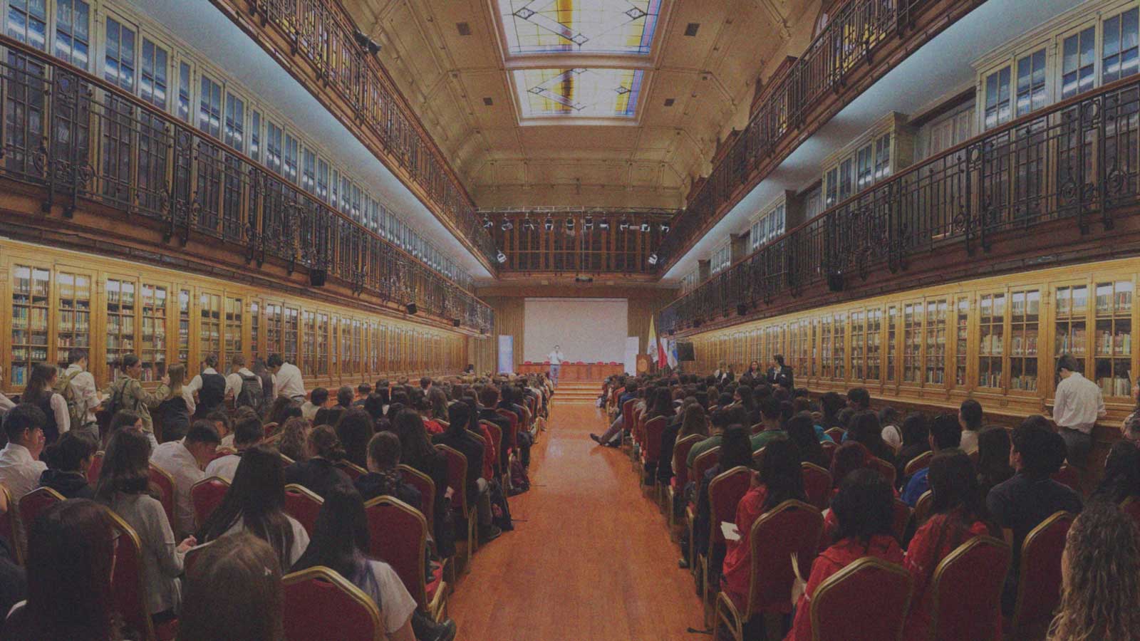 Foto del Encuentro de Líderes Jovenes “ELIJO Chile 2024” de IdeaPaís en la Casa Central de la Universidad Católica que congregó a más de 230 alumnos de 28 colegios.