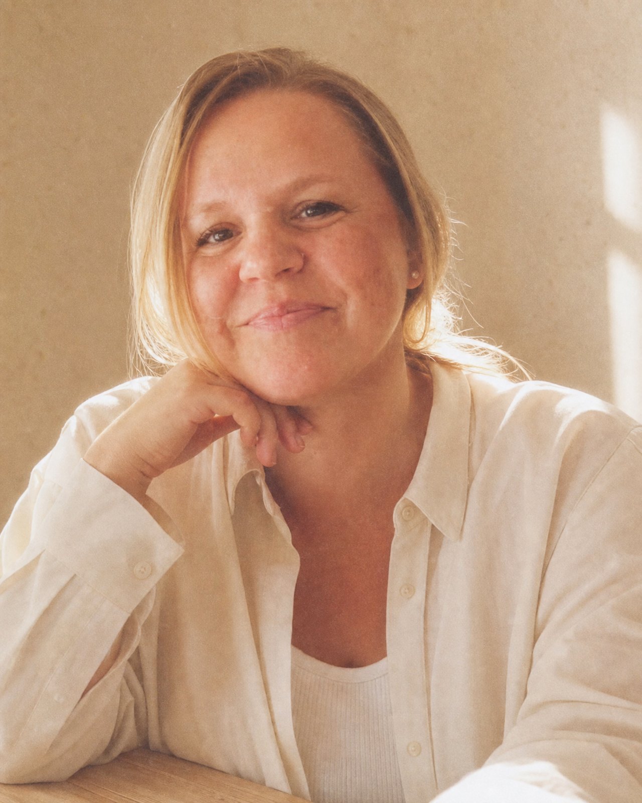 Kristin da Silva i kremfarget skjorte, ser rett inn i kameraet