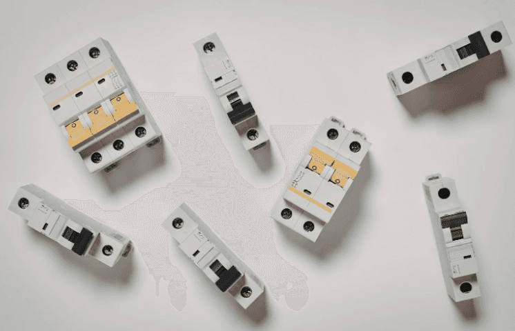 Chaves de eletrecidade representando a estruturação de indicadores ESG