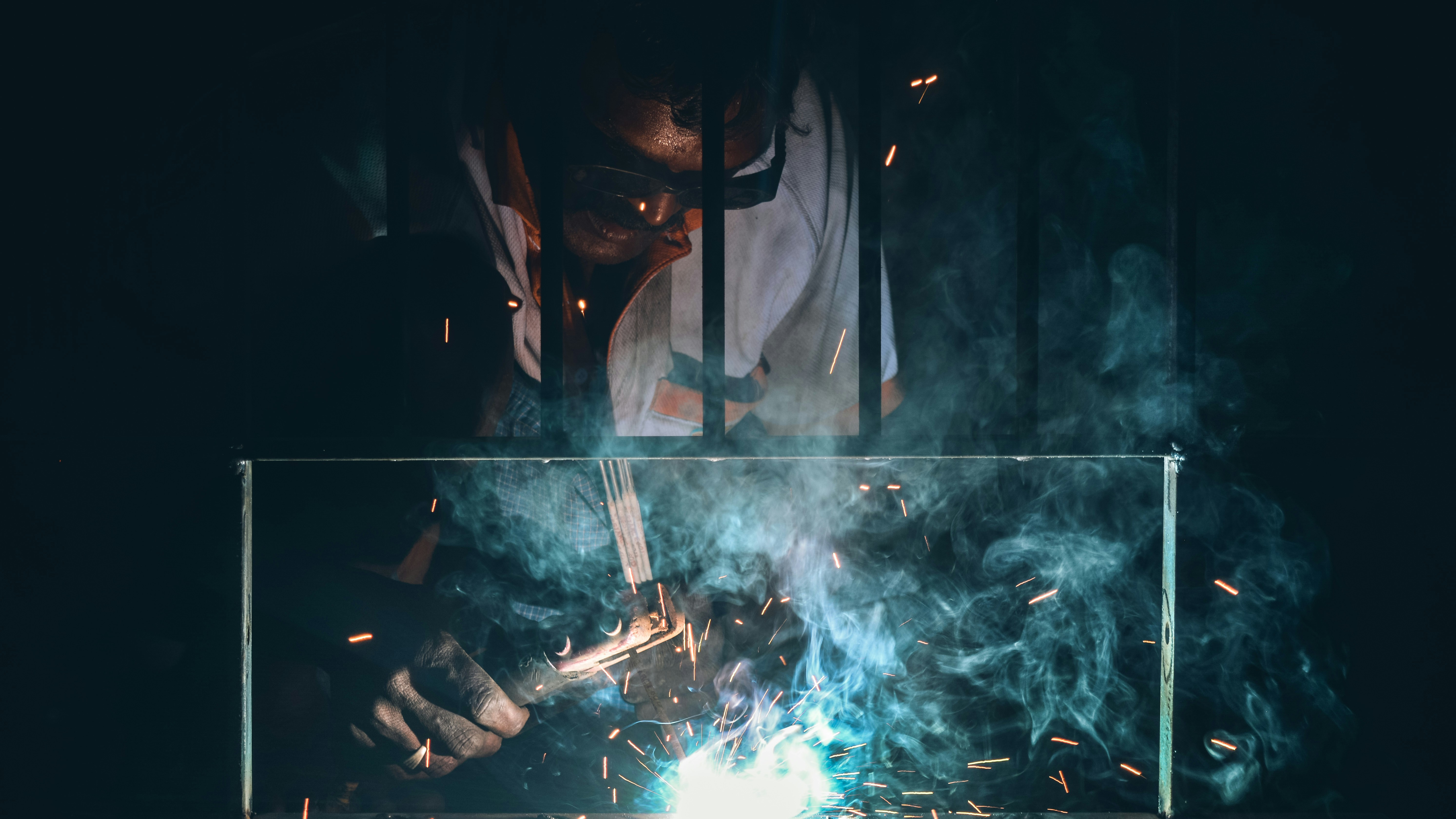 Lavorazione di un componente metallico da molto vicino