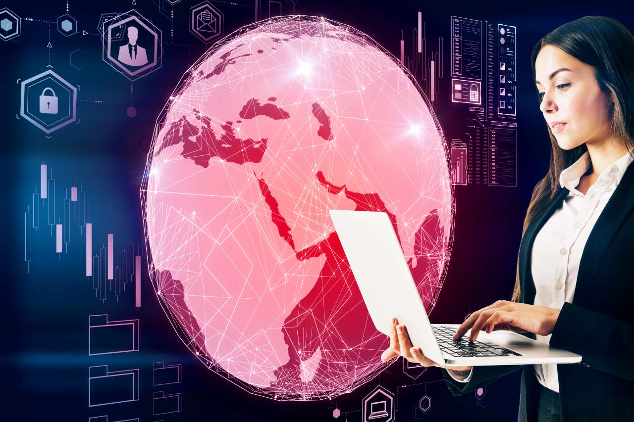 executiva consultando dossiês automatizados