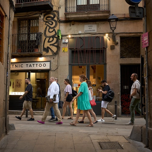 漫步在巴塞罗那文化中心之一的艾尔博恩区狭窄而如画的街道上。