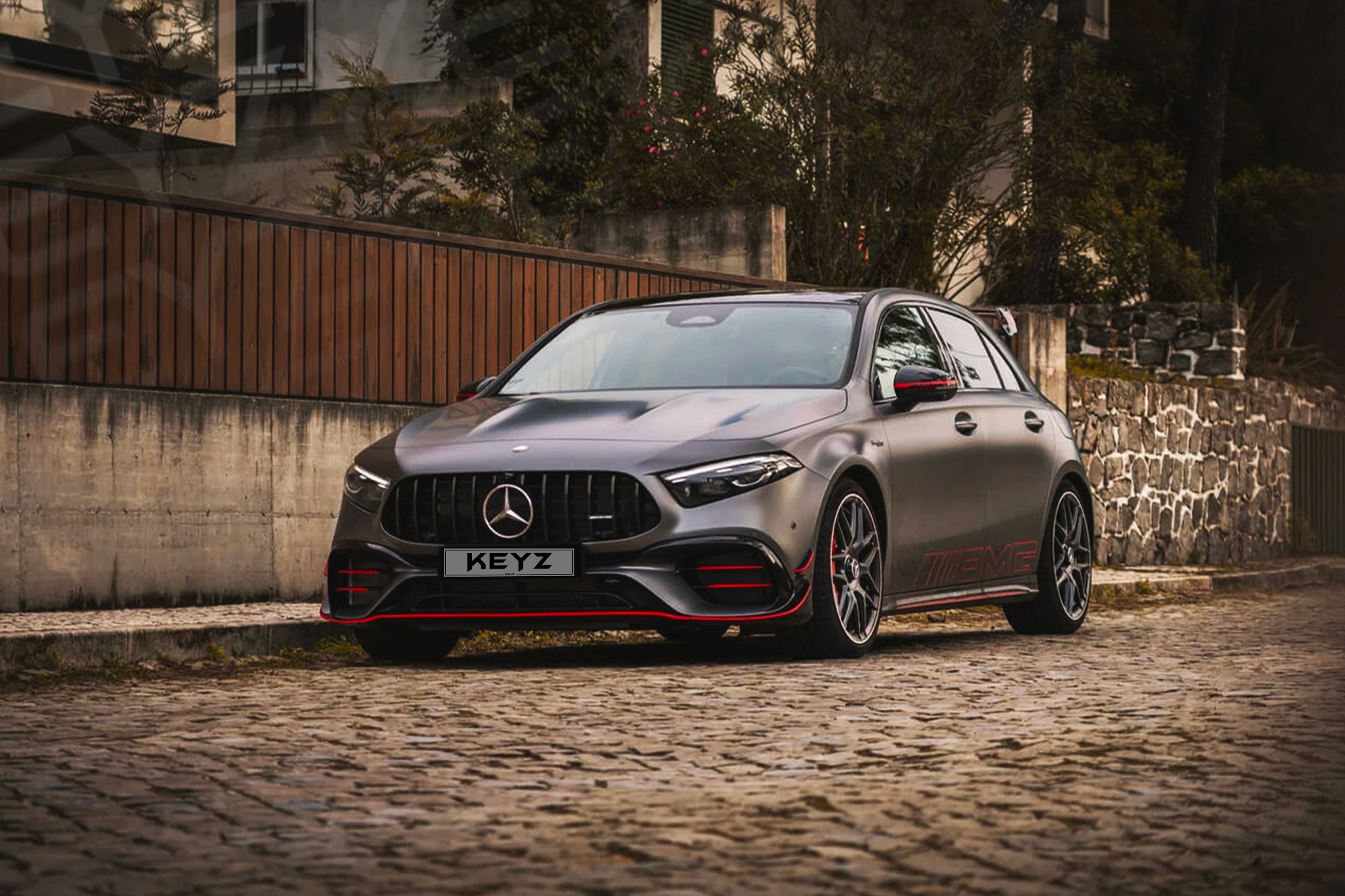 Vue extérieure Mercedes A45 S AMG Gris – Location Sportive à Dubaï | Keyz Rent