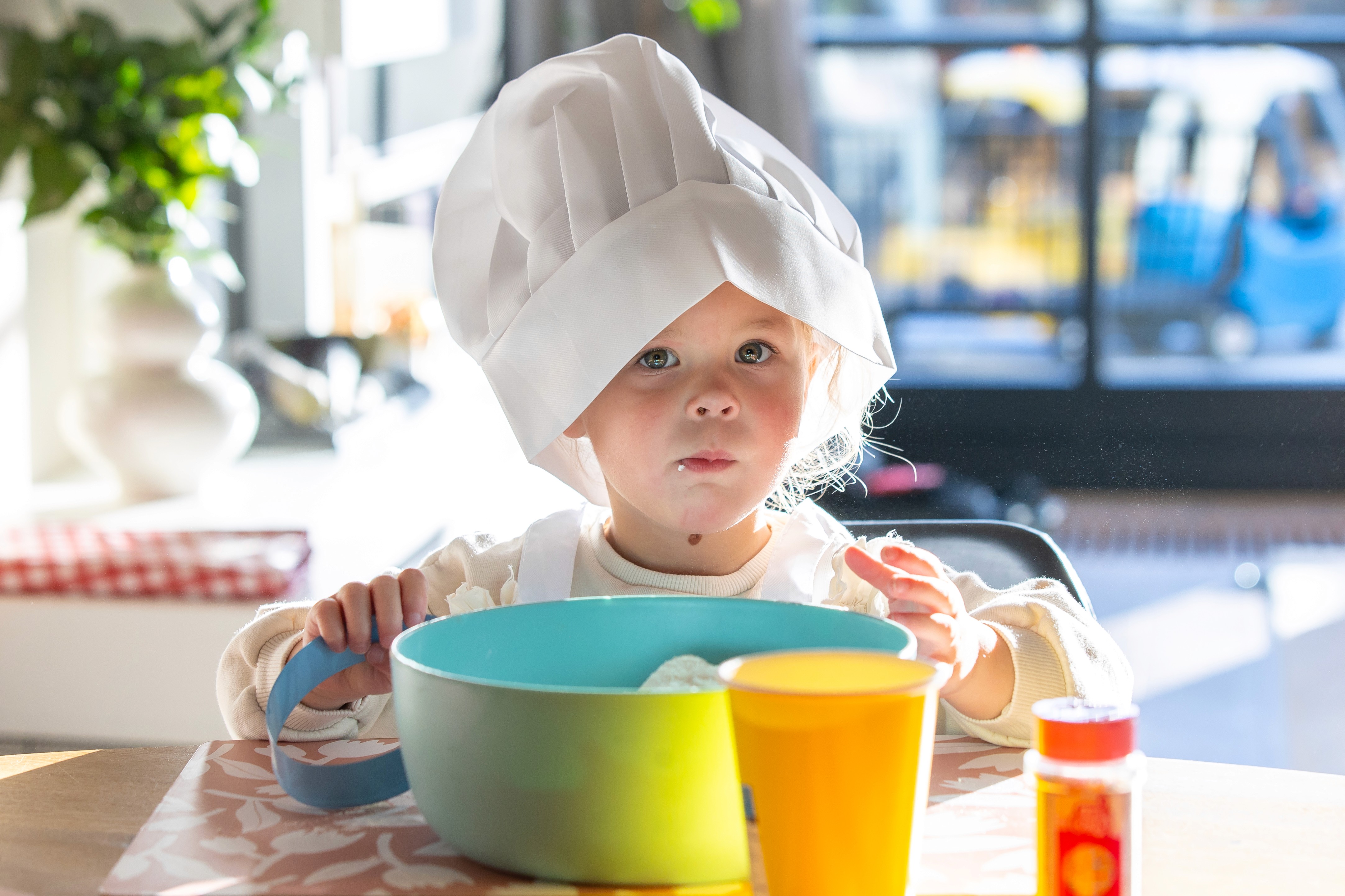 Meisje snoept stiekem van het koekjesdeeg.