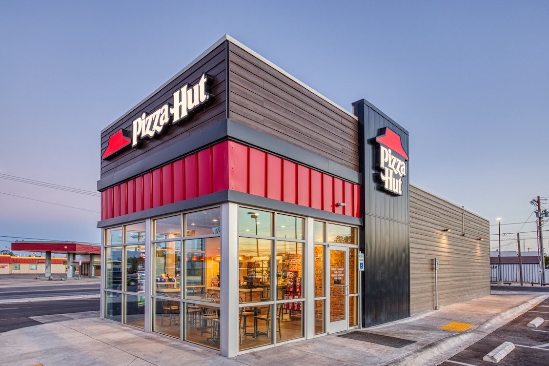 Pizza hut store front image