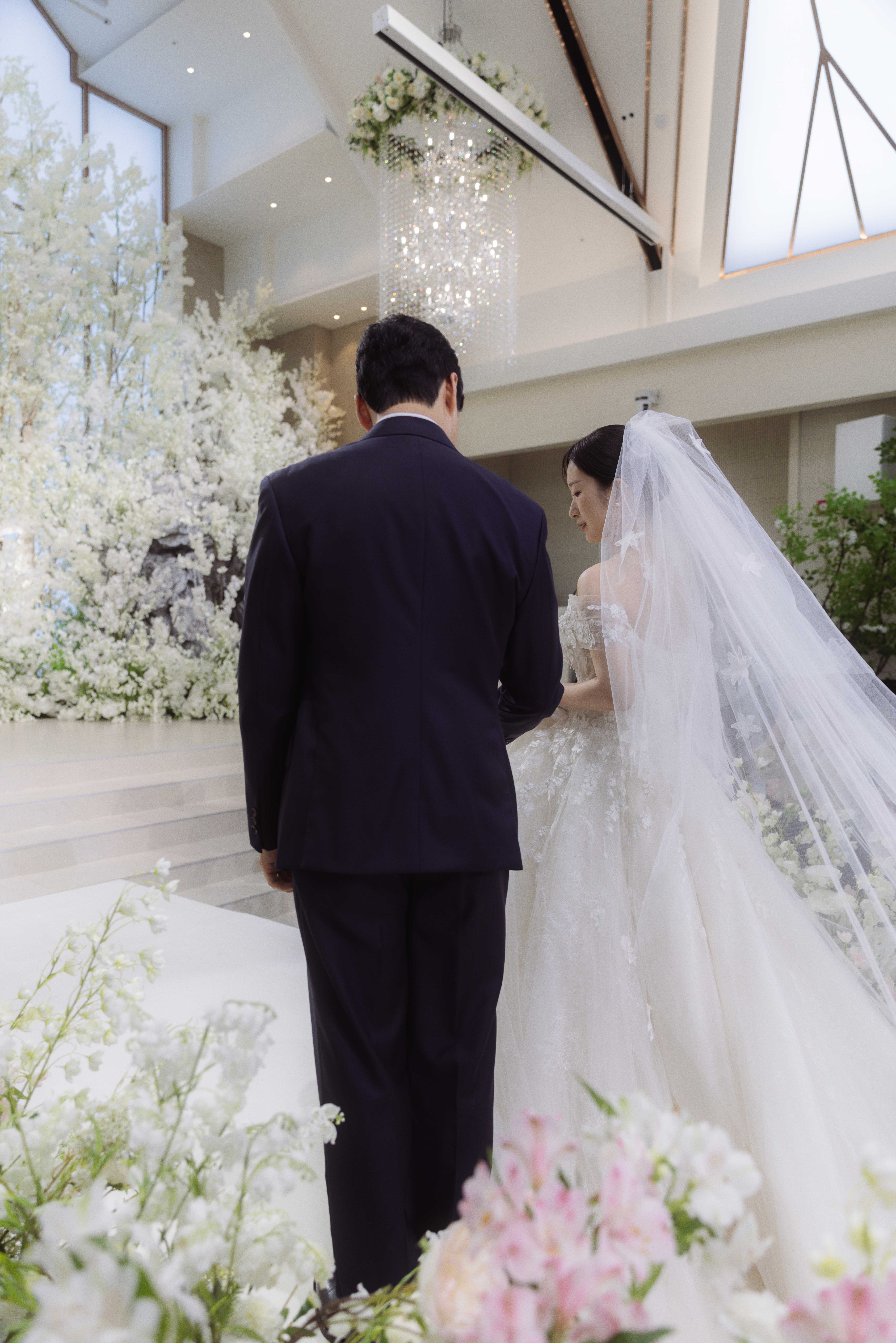 신도림 라마다 하늘정원홀 본식서브스냅 촬영 후기 | 오프그리드가 담아낸 정원 복도와 하늘빛 천장의 순간