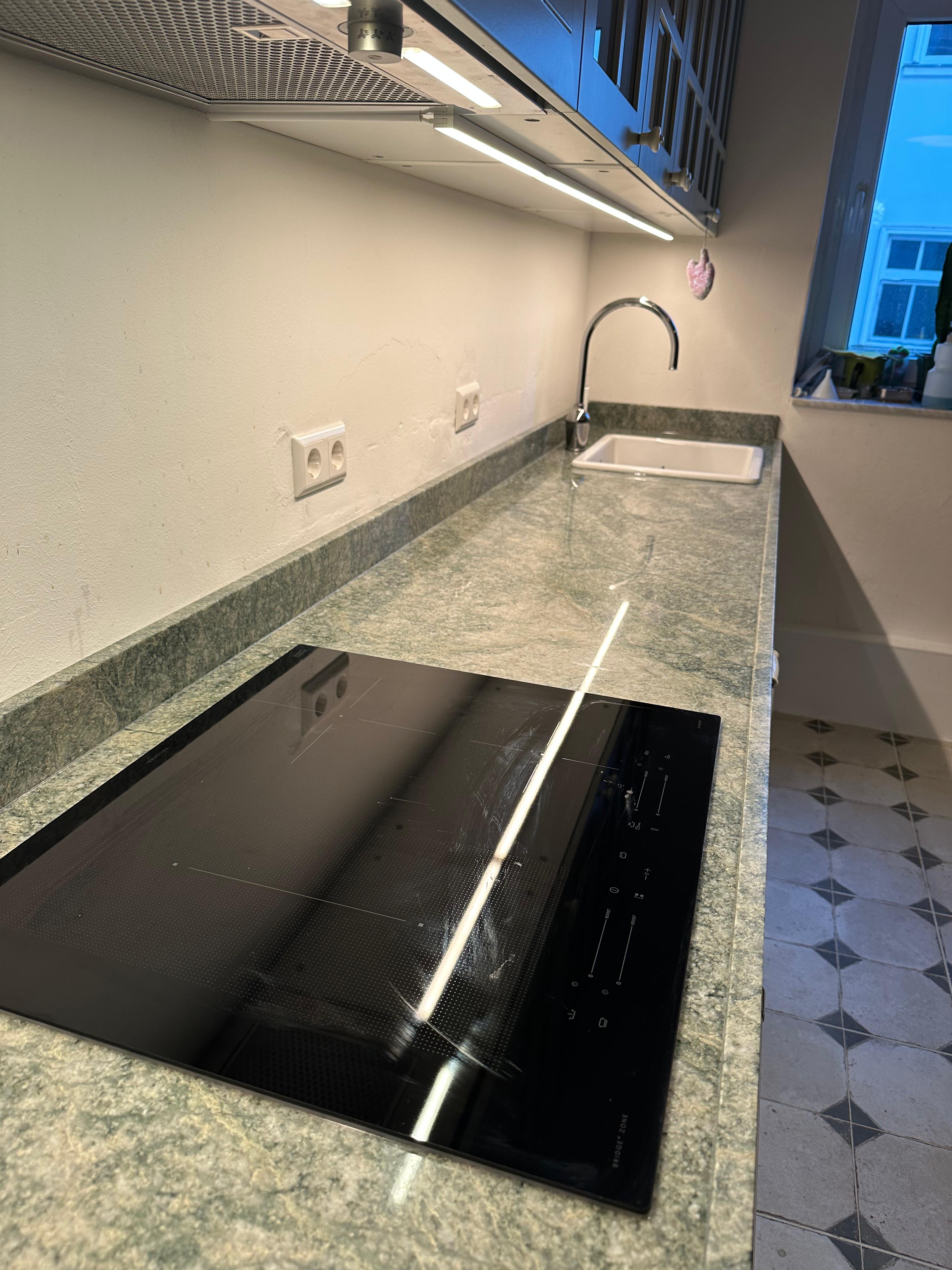 Maßgefertigte Granitplatte Küche Berlin Naturstein Projekt bei Uniiqo Naturstein
