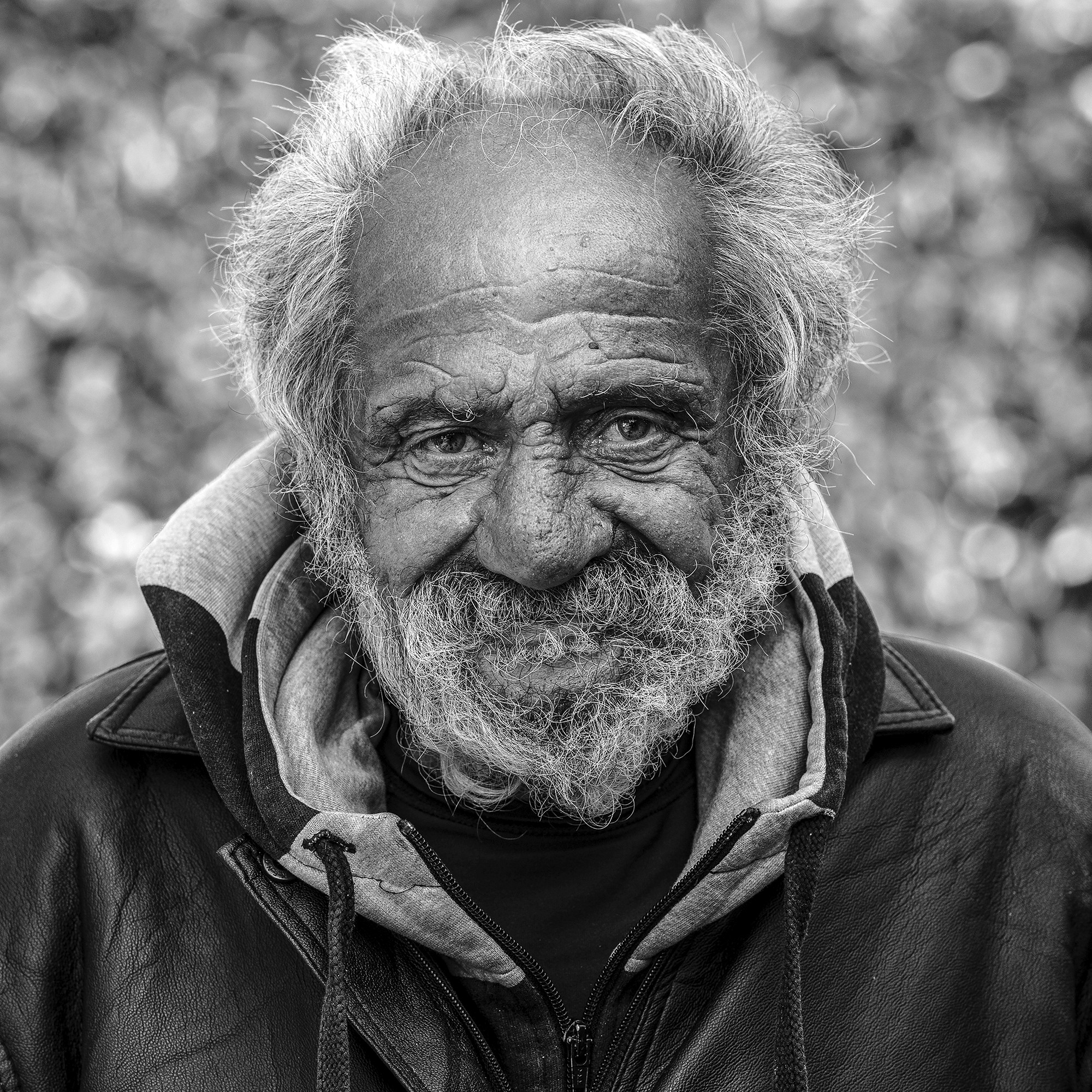 Frederic Bourcier, photographe documentaire, réalise des portraits d’un sans domicile fixe qui vient régulièrement lui rendre visite à son atelier. A travers ces photos, on peut voir les saisons , son humeur et surtout son état de fatigue.