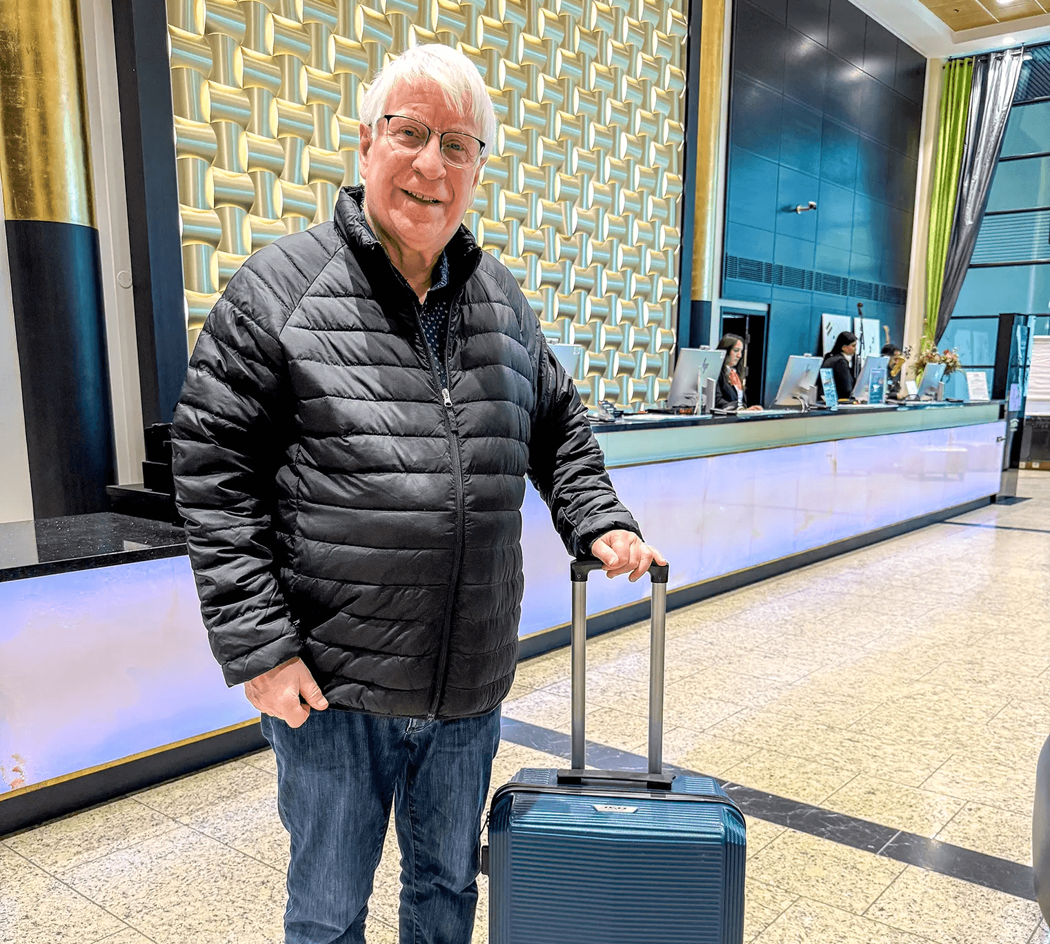 Bilde av Svein-Magne Pedersen i lobbyen til Thon hotell Opera i Oslo sentrum hvordan tok imot syke mennesker til forbønn.