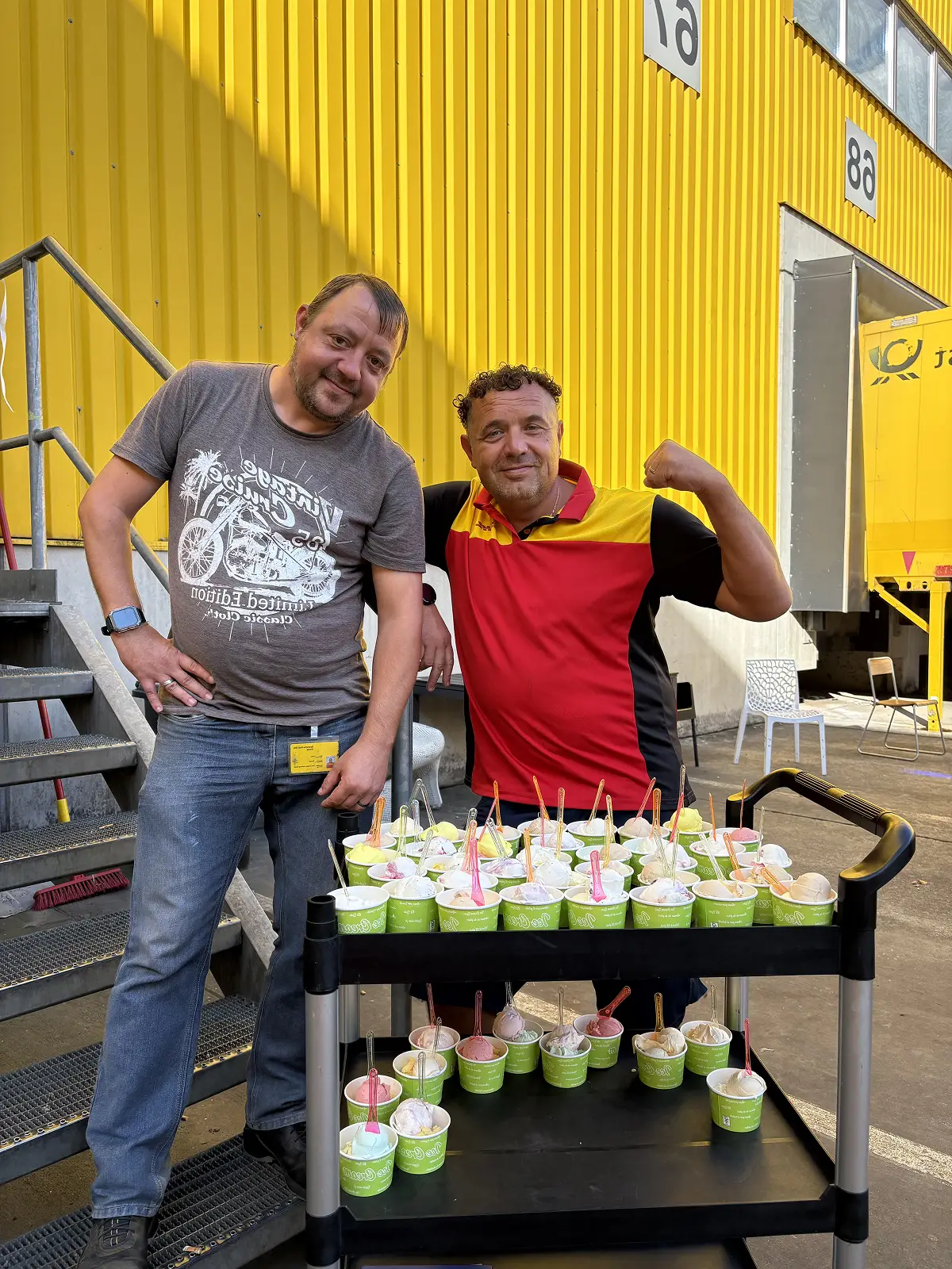 Eis Carlo serviert Eis auf einem Event