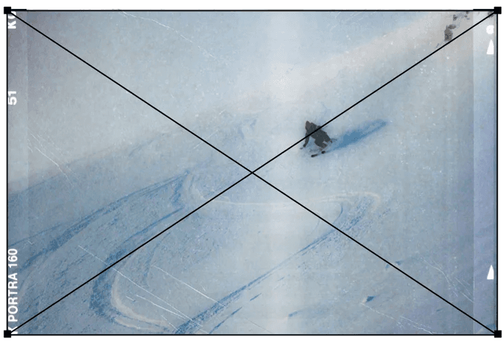 Prise de vue drone d’un skieur sur pente enneigée – production Outdoor Perspectives.