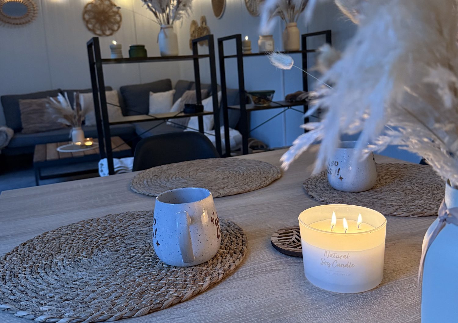 Strefa relaksu w Niedźwiedzia 25 z kubkami, świecami i przytulnym oświetleniem – idealne miejsce na odpoczynek dla rodziców