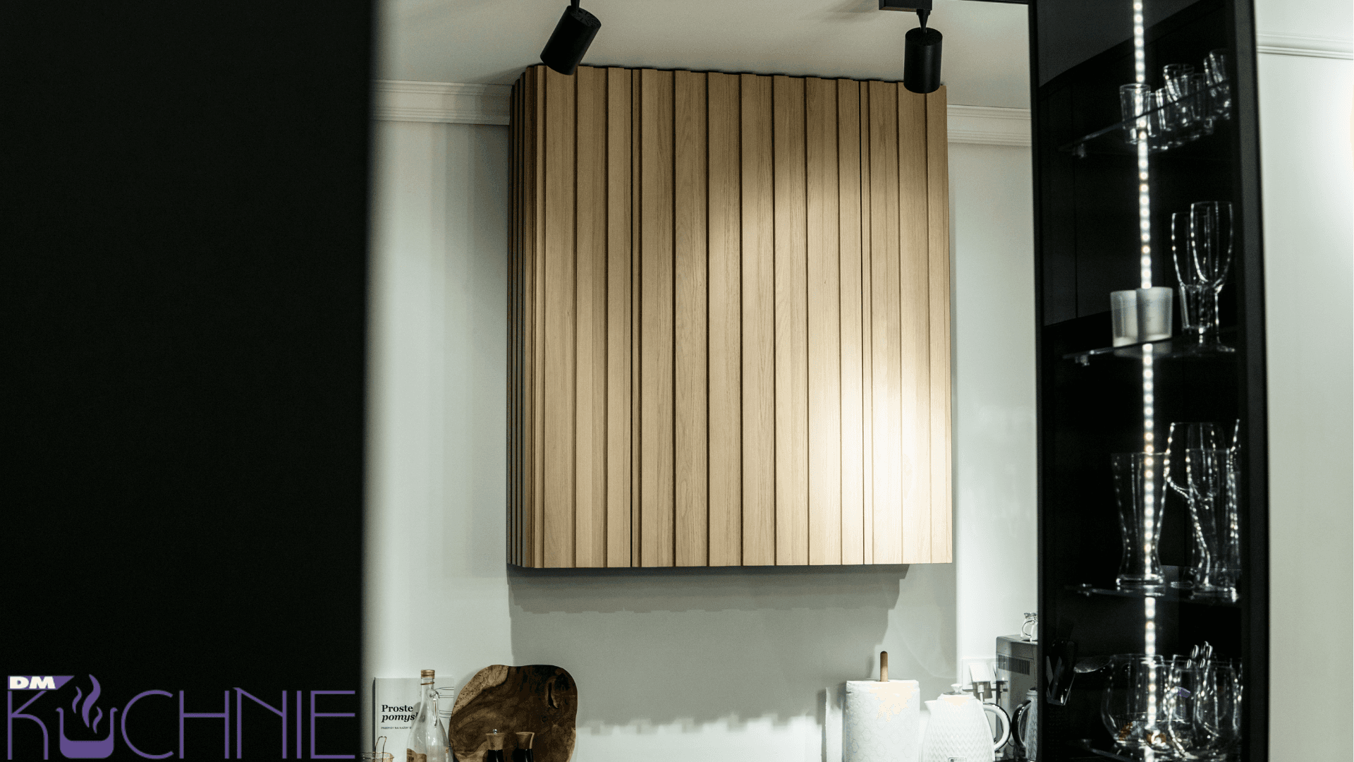 Górna zabudowa kuchenna z drewnianymi lamelami w kuchni wykonanej na wymiar w Warszawie