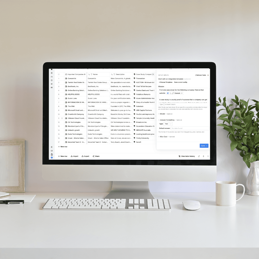 een laptopcomputer die op een houten bureau staat