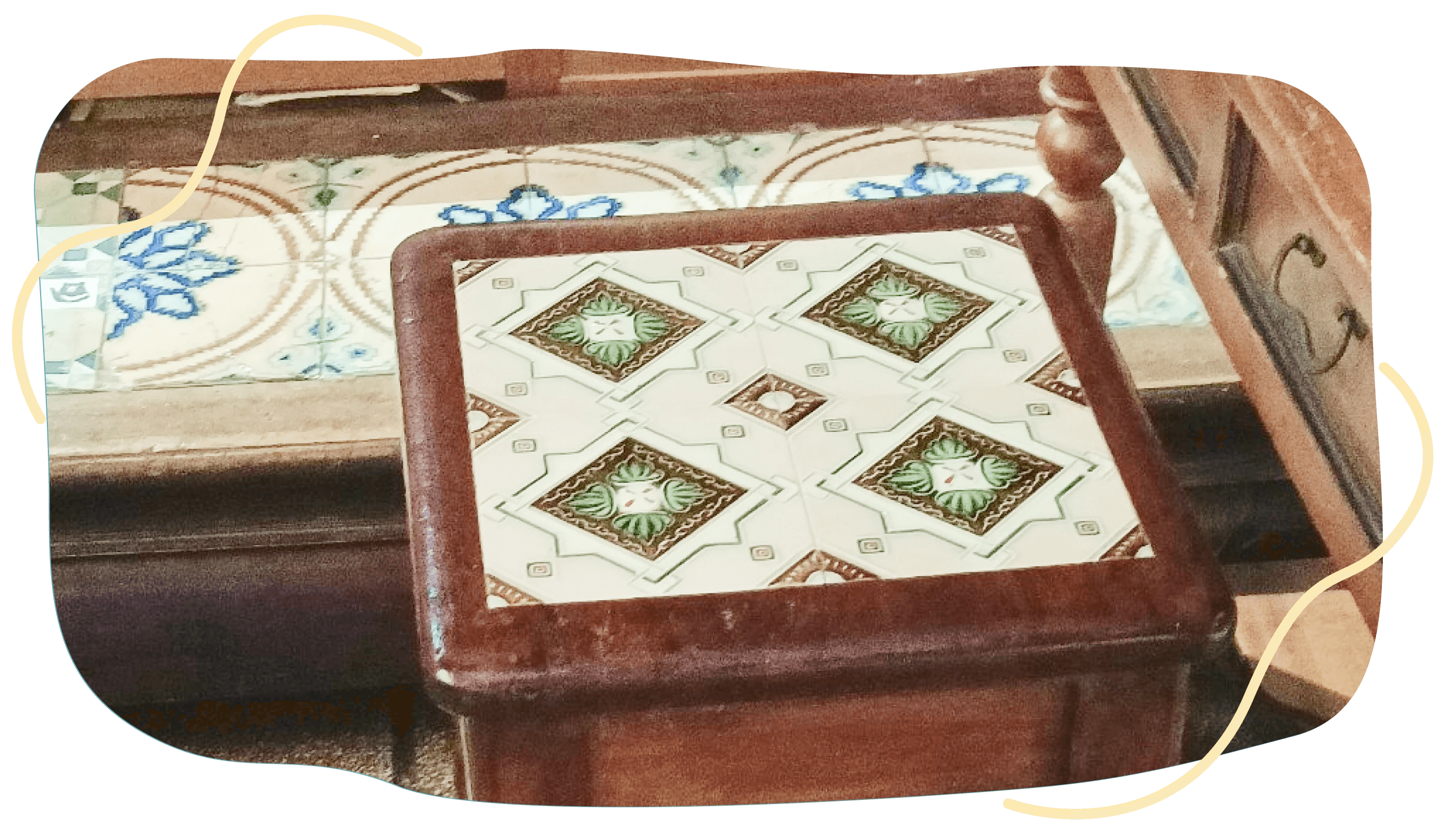 鑲嵌在床榻階、椅子上的花磚，呈現花磚在過往與家具、建築結合的多樣方式。圖片為團隊於台灣花磚博物館拍攝。