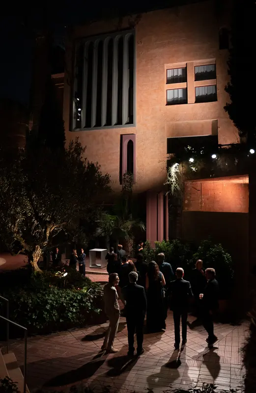 Invitados en corro en el exterior de la fabrica