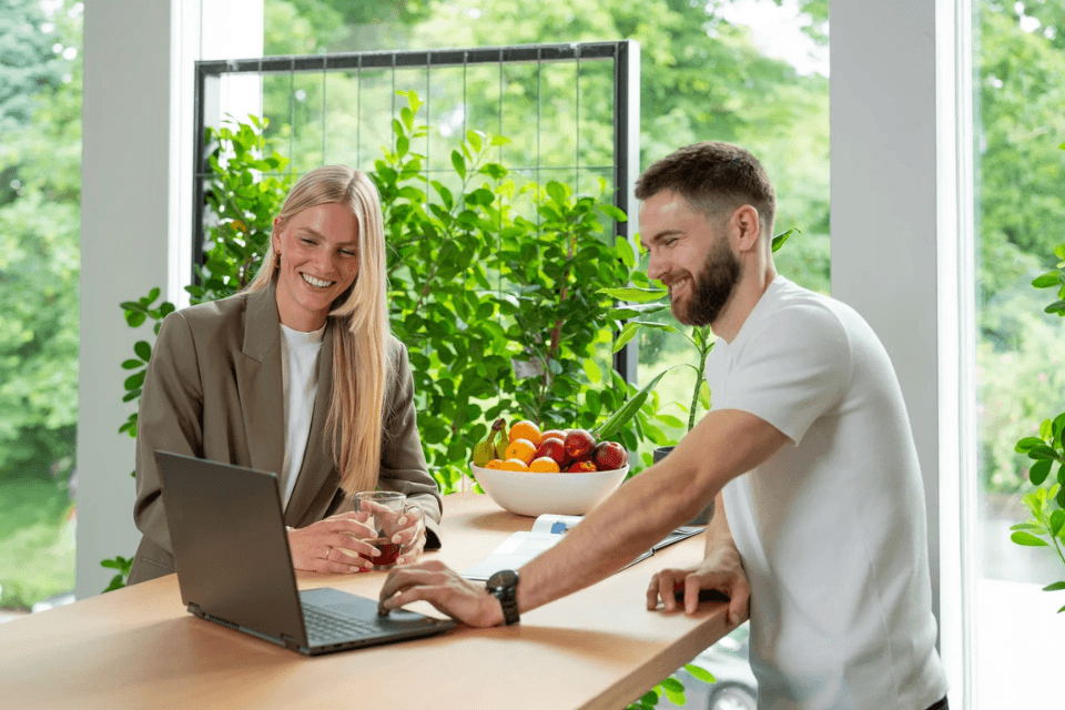 Mensen die overleggen en lachen