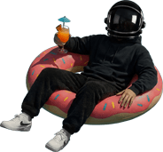 Astronaut mit Cocktail in der Hand auf einem Schwimmring. Verspielte Auflockerung der Website.