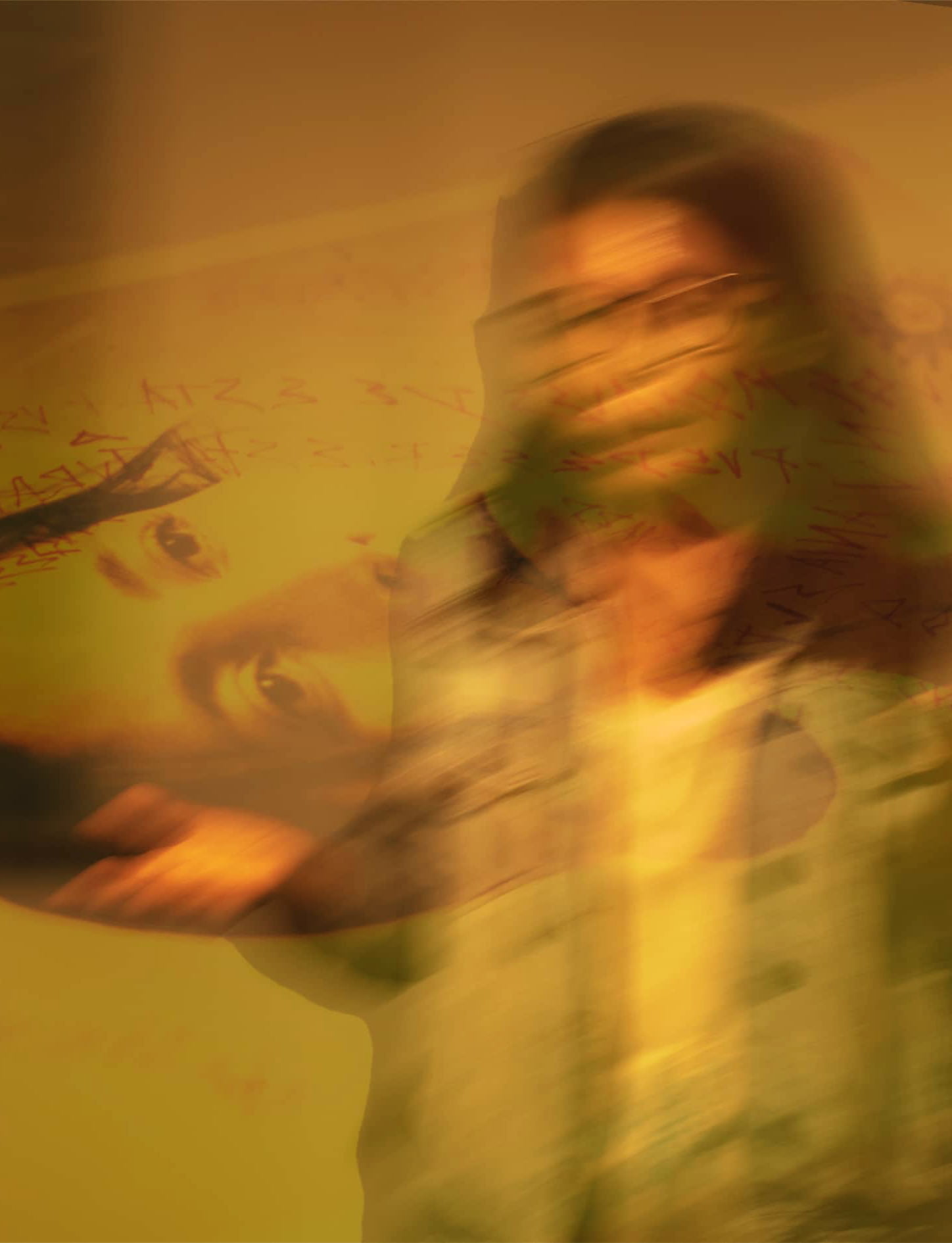 Foto de una mujer en fondo amarillo