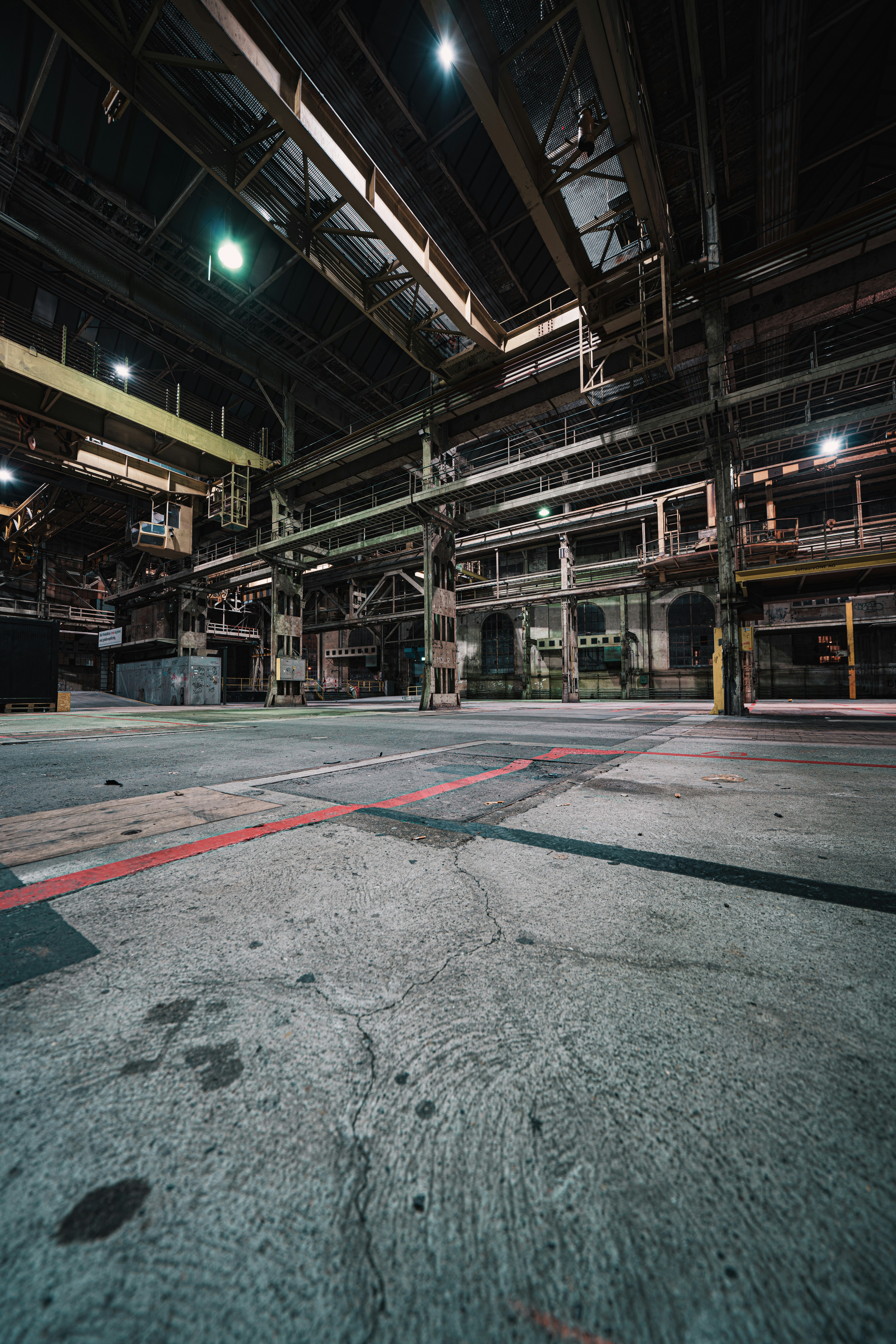 empty-parking-lot-during-daytime - claudio-schwarz (unsplash)./pho