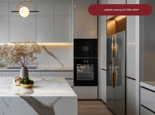 Kuchnia z wyspą z białego marmuru, zabudową w połysku i lodówką w stalowym wykończeniu