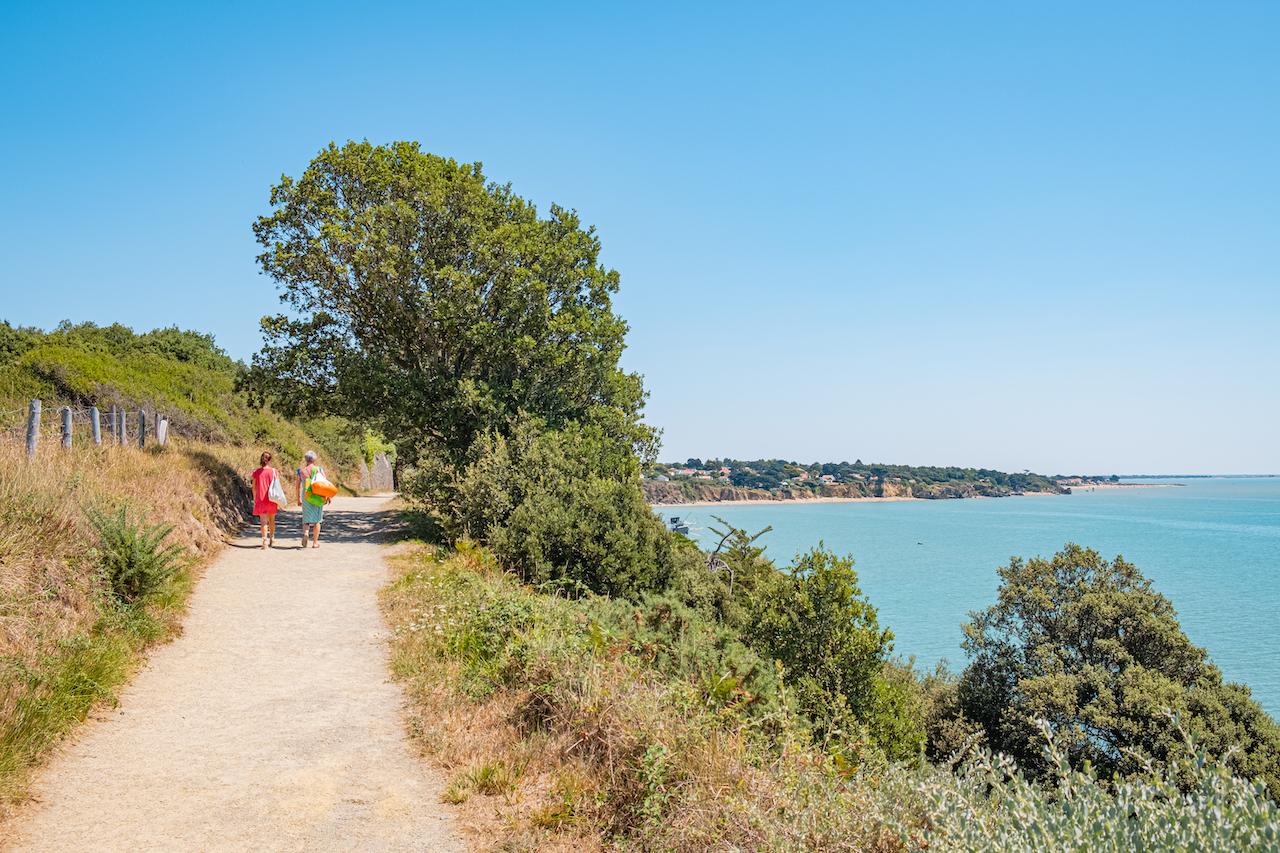 Deux femmes sur le sentier des Douaniers
