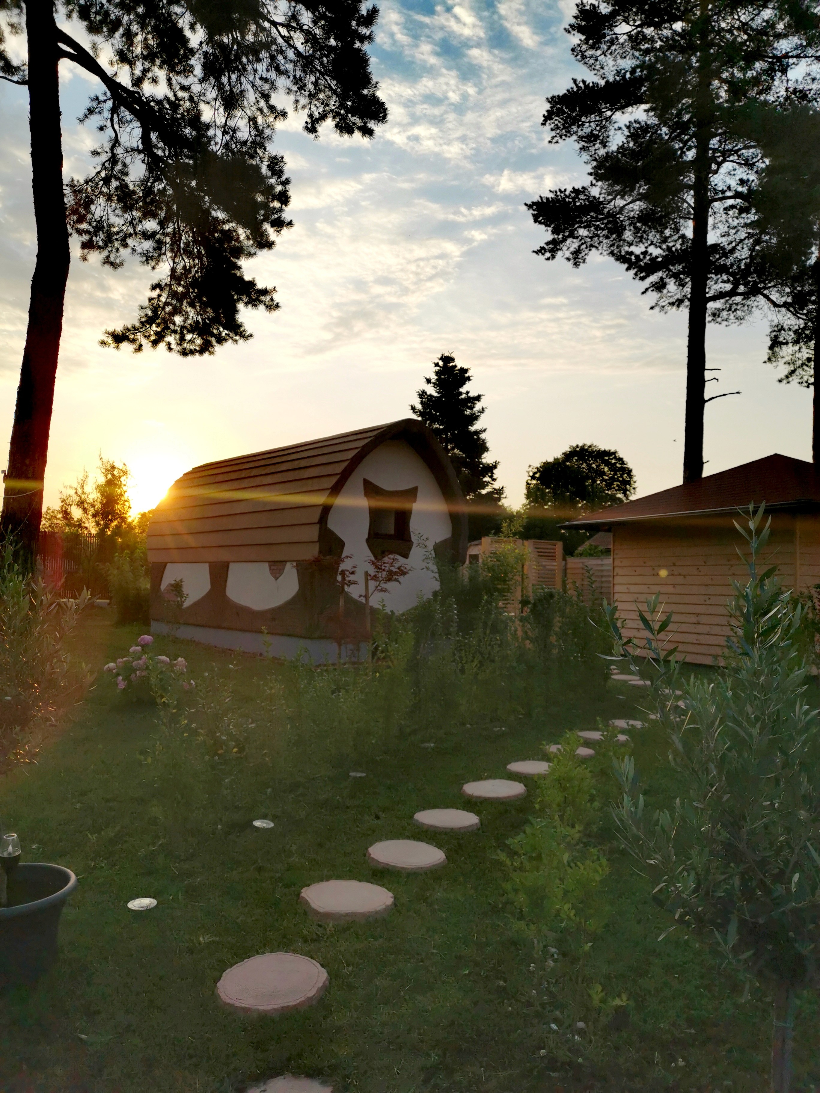 Pravljična wellness hišica v naravi sredi gozda ob sončnem zahodu