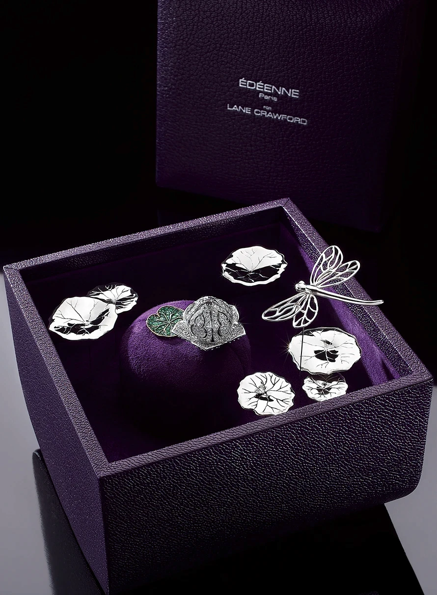 Bague Lotus mécanique Maison Édéenne, pavé de diamants, jade et émeraudes. ecrin sur mesure