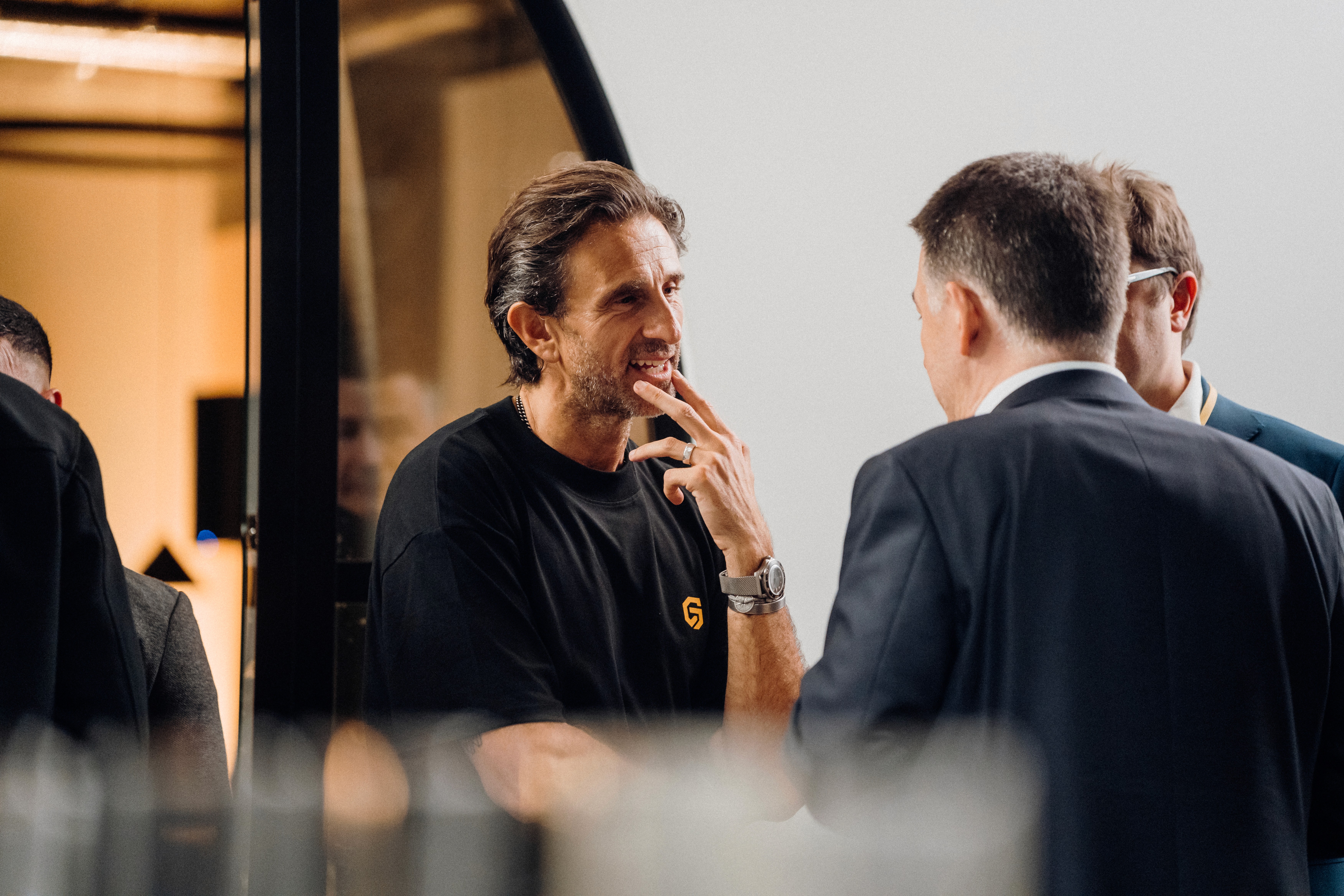 Jean-Christophe debout devant des entrepreneurs assis