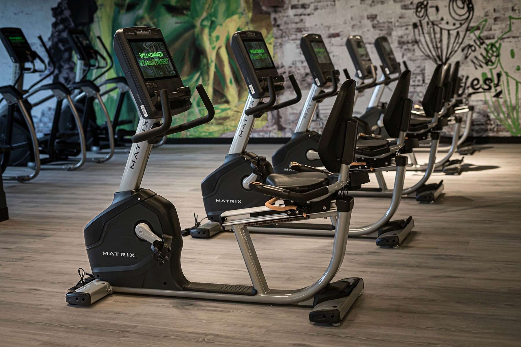 Reihe von modernen Fahrradergometern im XTRAFIT Fitnessstudio im Cardio-Bereich in Reutlingen.