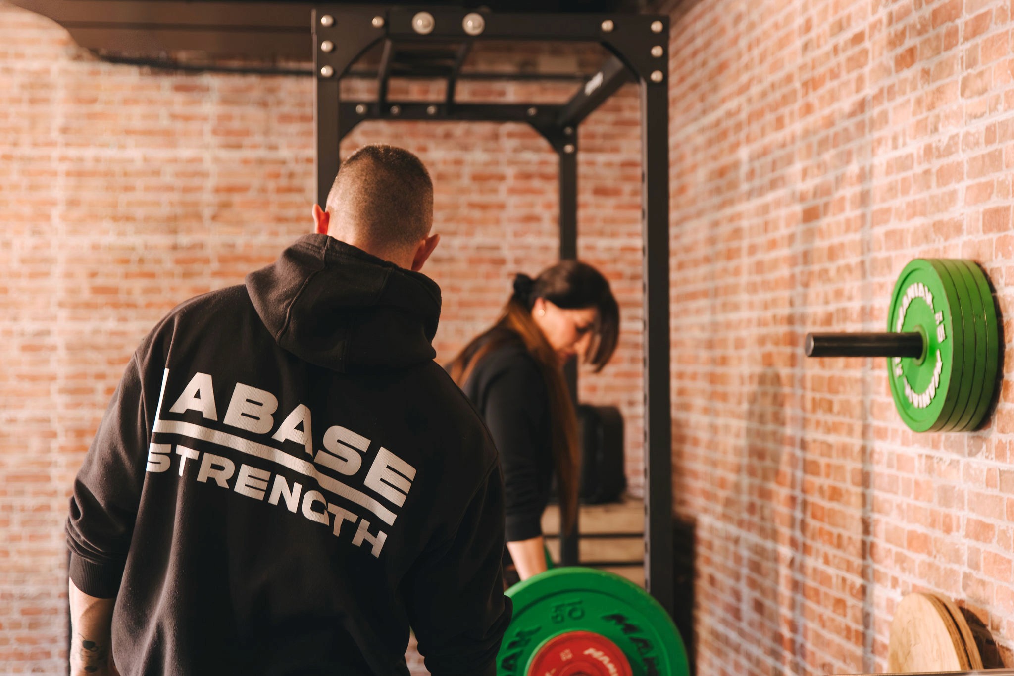 Entrenador personal de La Base Strength supervisando entrenamiento en Vilanova i la Geltrú