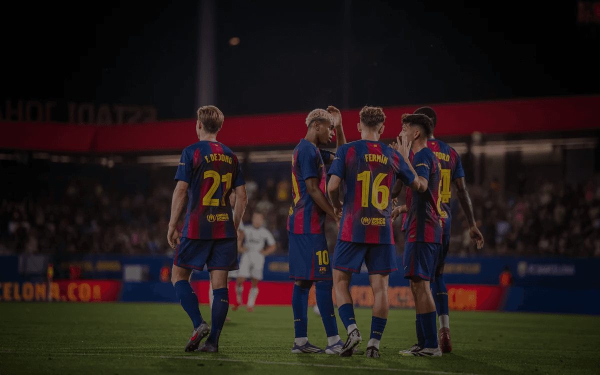 Frenkie de Jong en Lamine Yamal vieren samen een goal tijdens thuiswedstrijd van FC Barcelona