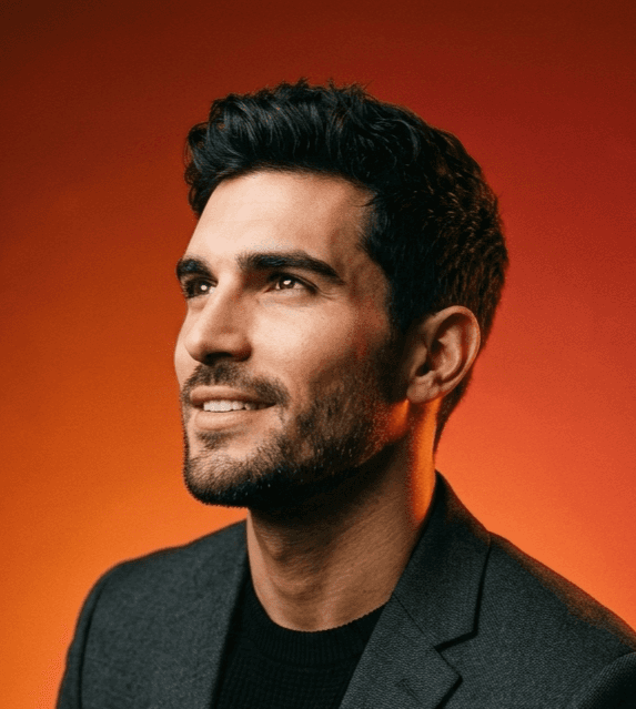 man wearing black shirt