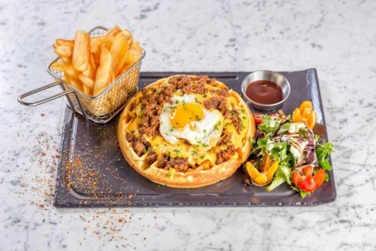 plateau de repas avec frites