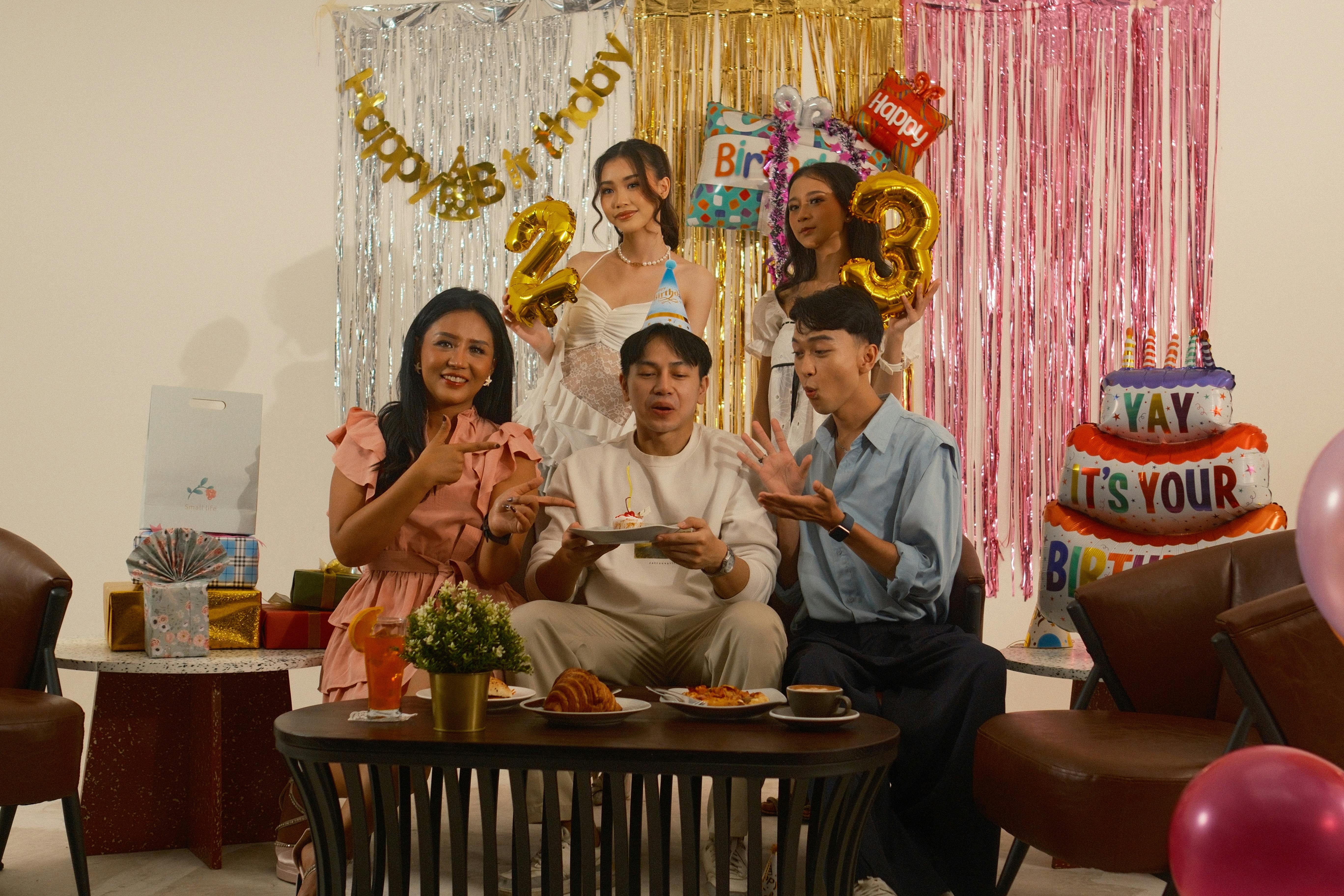 group-of-friends-celebrating-a-birthday-indoors-with-cake-and-decorations. - dwi-setyo (pexels)