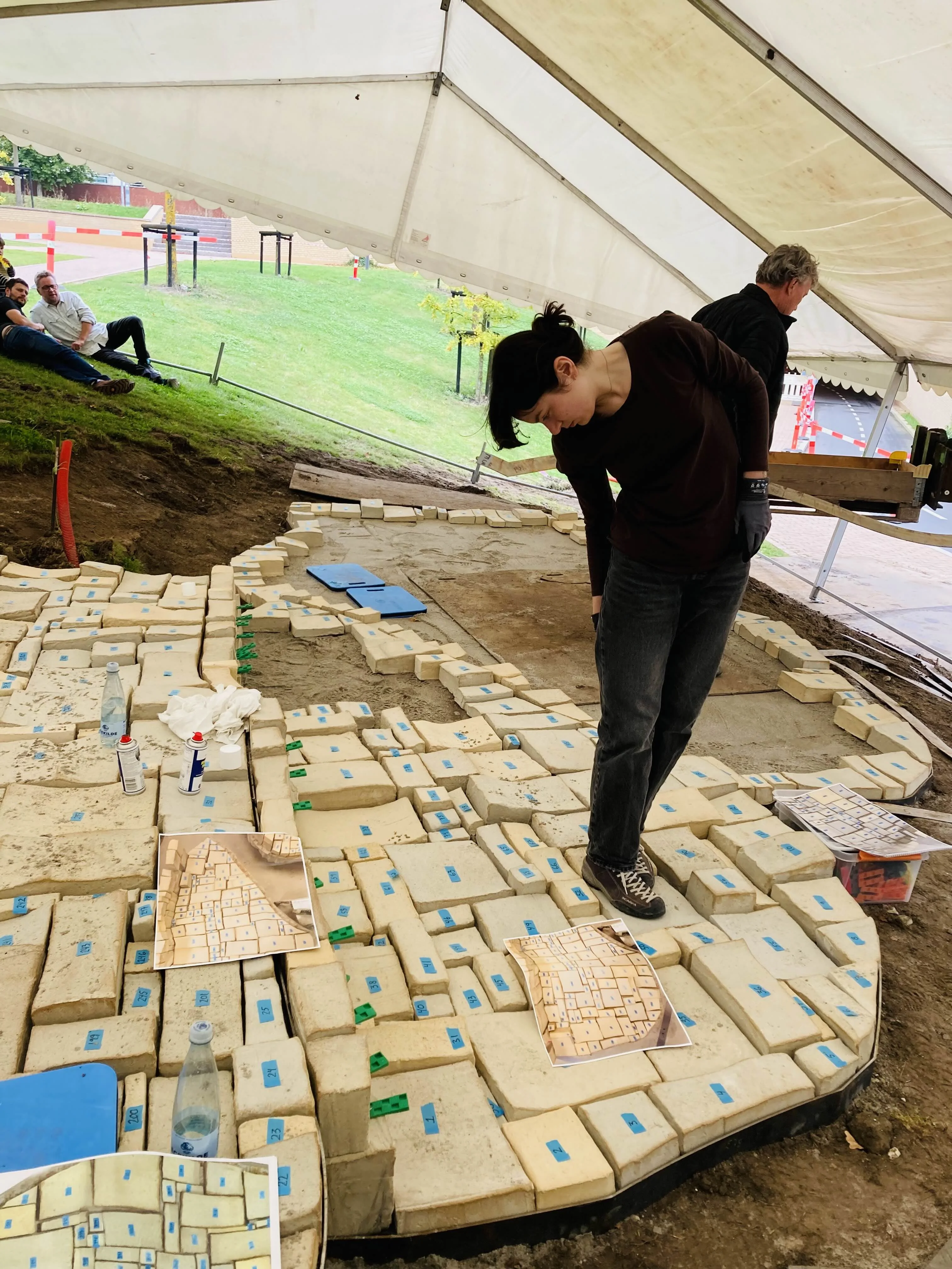 In the making. Artist assistant Zuzanna Kozłowska laying out the mosaic at Aarhus University, Universitetsparken.
