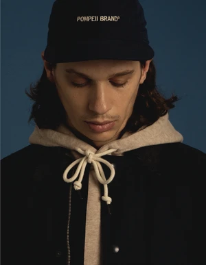 Dans le lookbook de la marque Danoise Another Aspect, le mannequin porte un costume gris et une chemise blanche