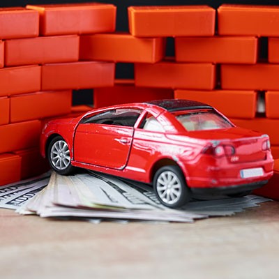 Ein Bild wo ein Auto gegen die wand fähr was Unfallgutachten wieder gibt