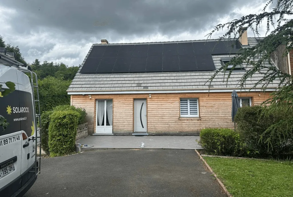 Photo d'une maison à Arelaune-en-Seine en Seine-Maritime équipée de panneaux photovoltaïques dont l'installation a été faite par Solarock.