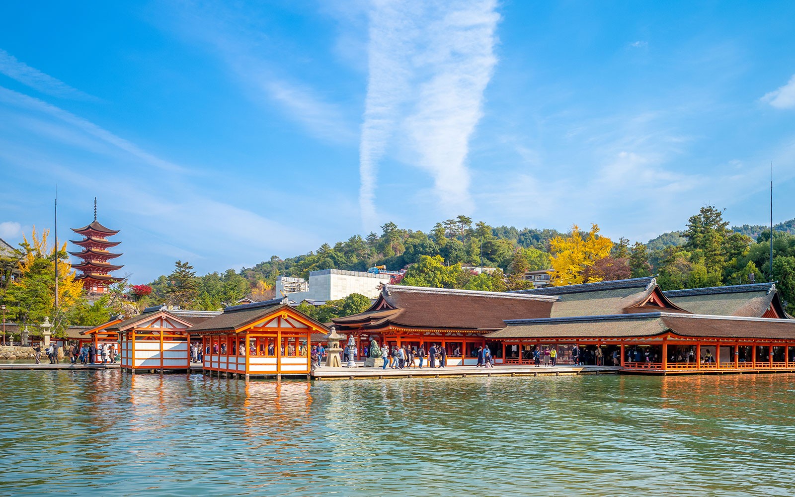 Itsukushima مزار، جو مِیگیمیما جزیرہ، جاپان پر واقع ہے، ایک پاگوڈا کے ساتھ جہاں سیاح اس مقام کو دیکھنے آتے ہیں۔