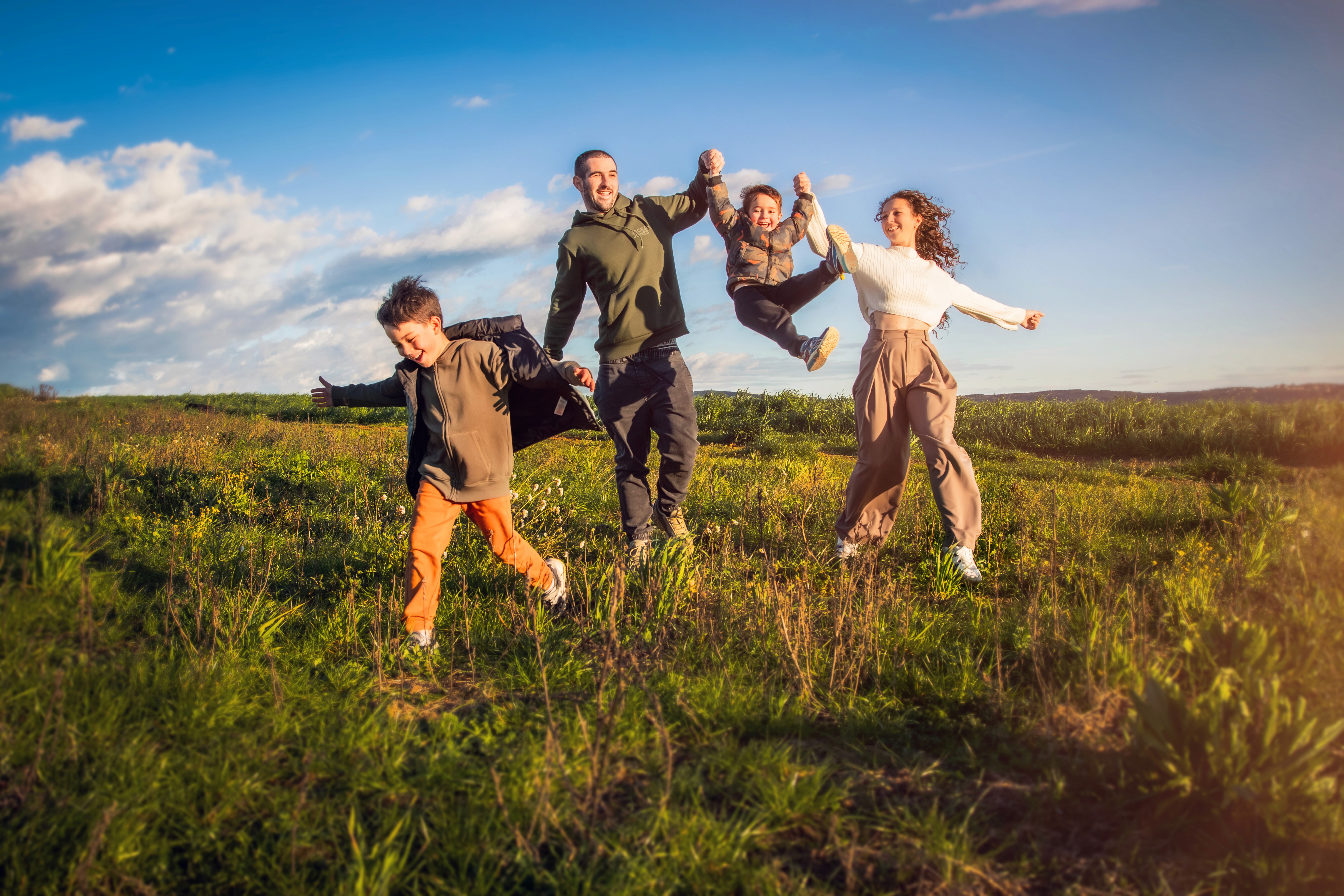 Familia en un campo saltando