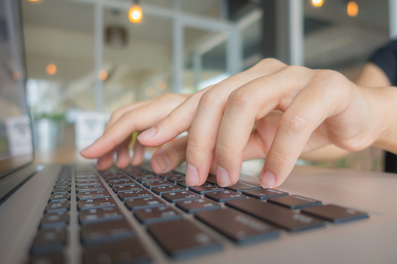 Servidor público analisando processos nato-digitais em computador, representando a transformação digital nas prefeituras.