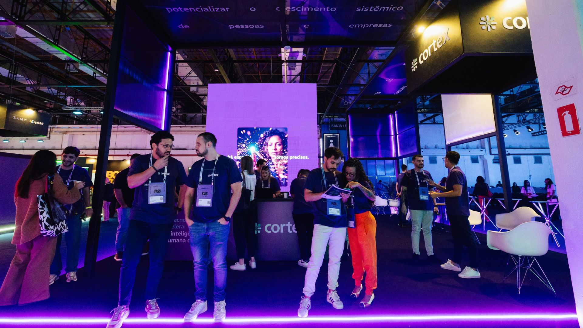 Cortex transforma estande em vitrine de IA aplicada a múltiplos mercados no CMO Summit