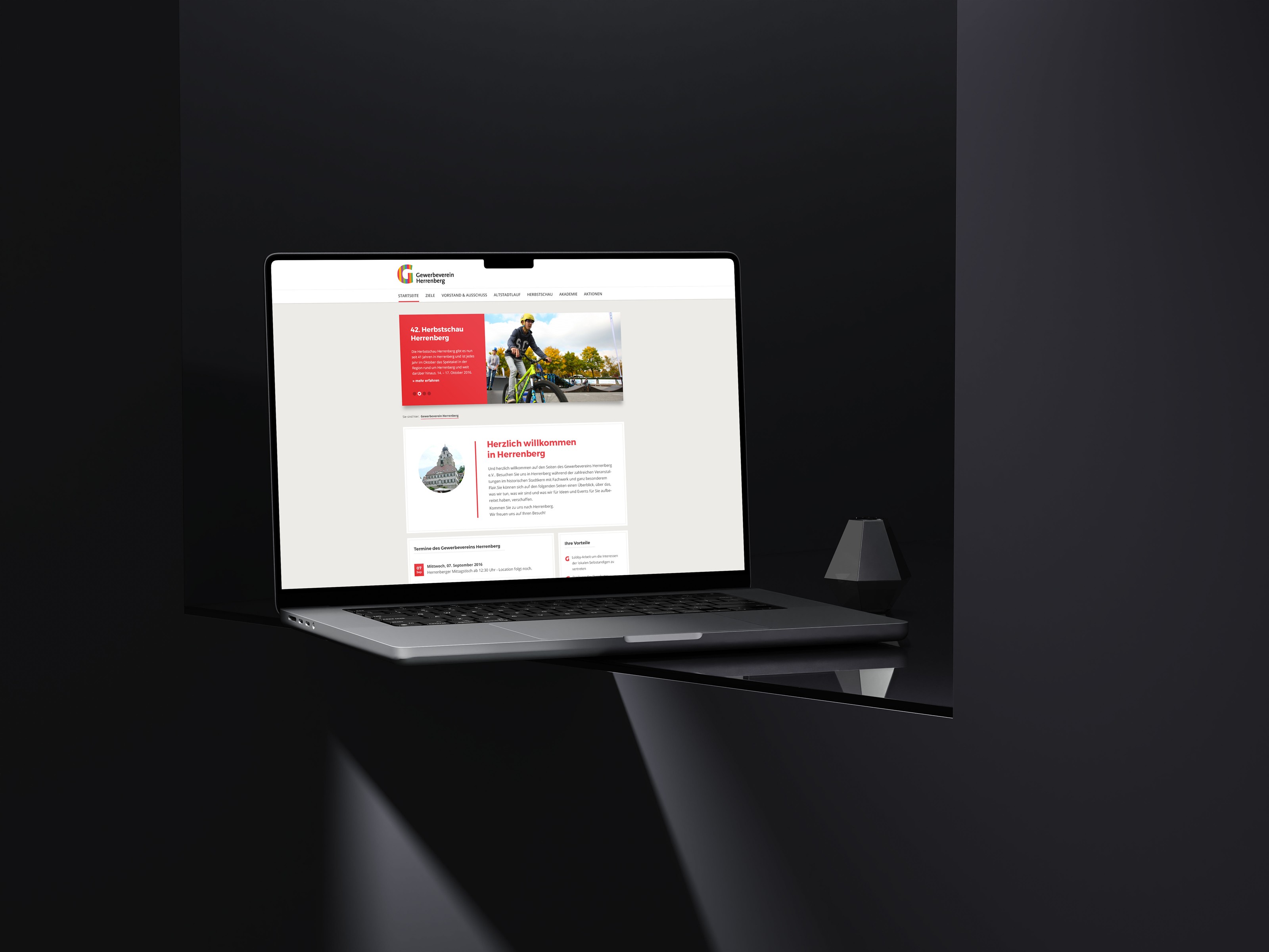 Mobile views presenting a chat and a map view