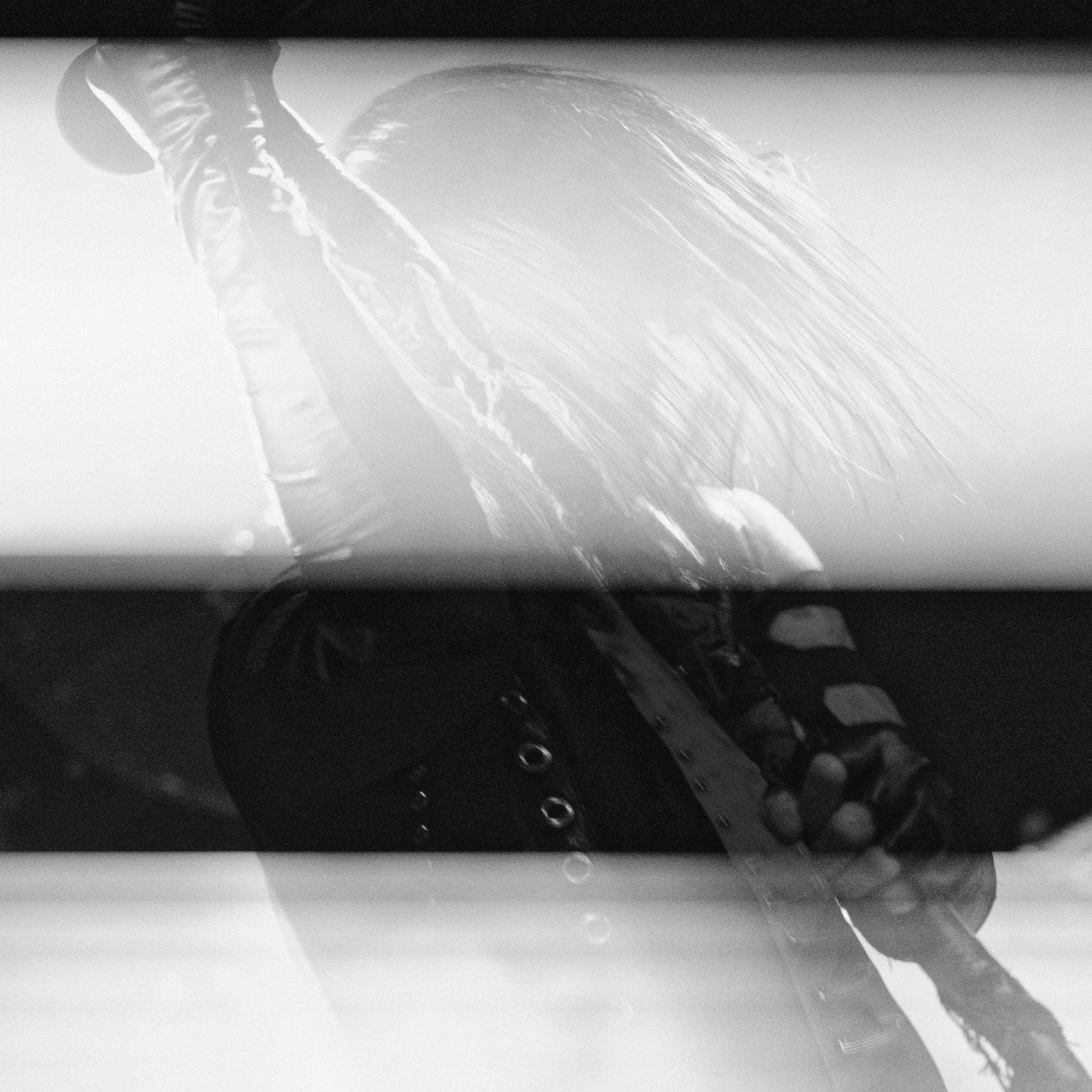 Photographies intenses dévoilant la pugnacité du concert glam metal de Wednesday 13, jouant de la différence des tons entre violet saturé et noir subtil