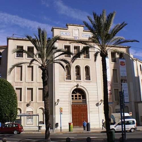 ด้านหน้าของสนามสู้วัวกระทิงในอาลีกันเต้