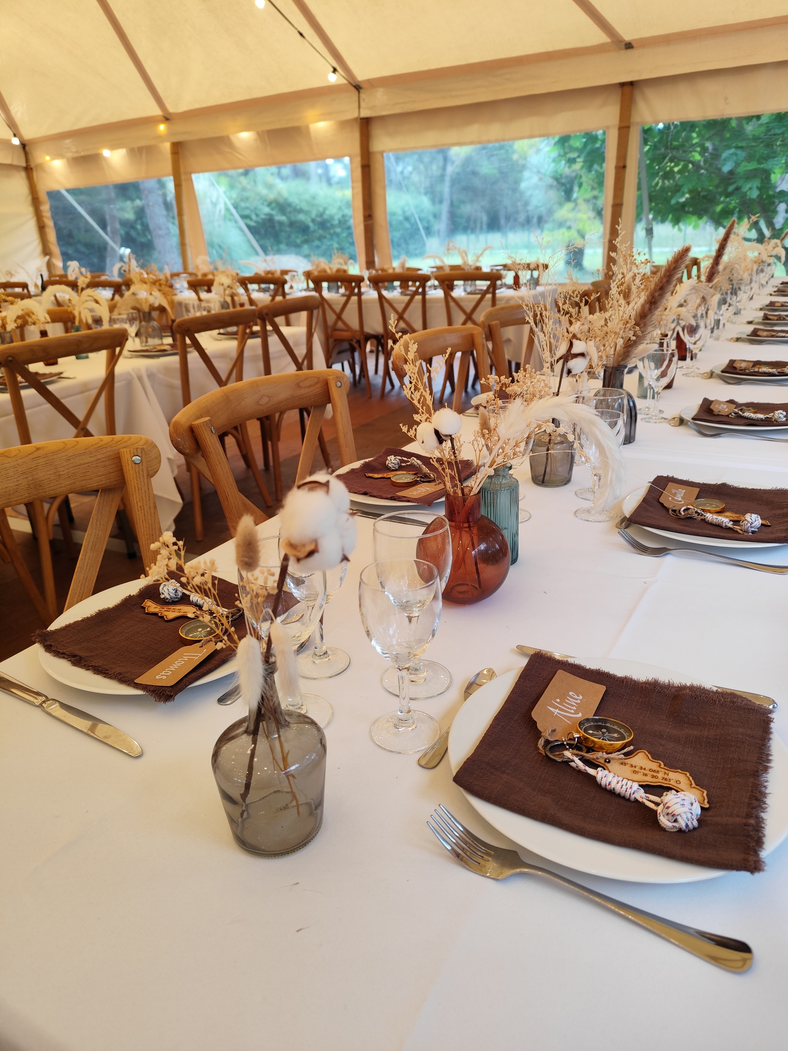 Photo d'un buffet de réception avec des miniardises