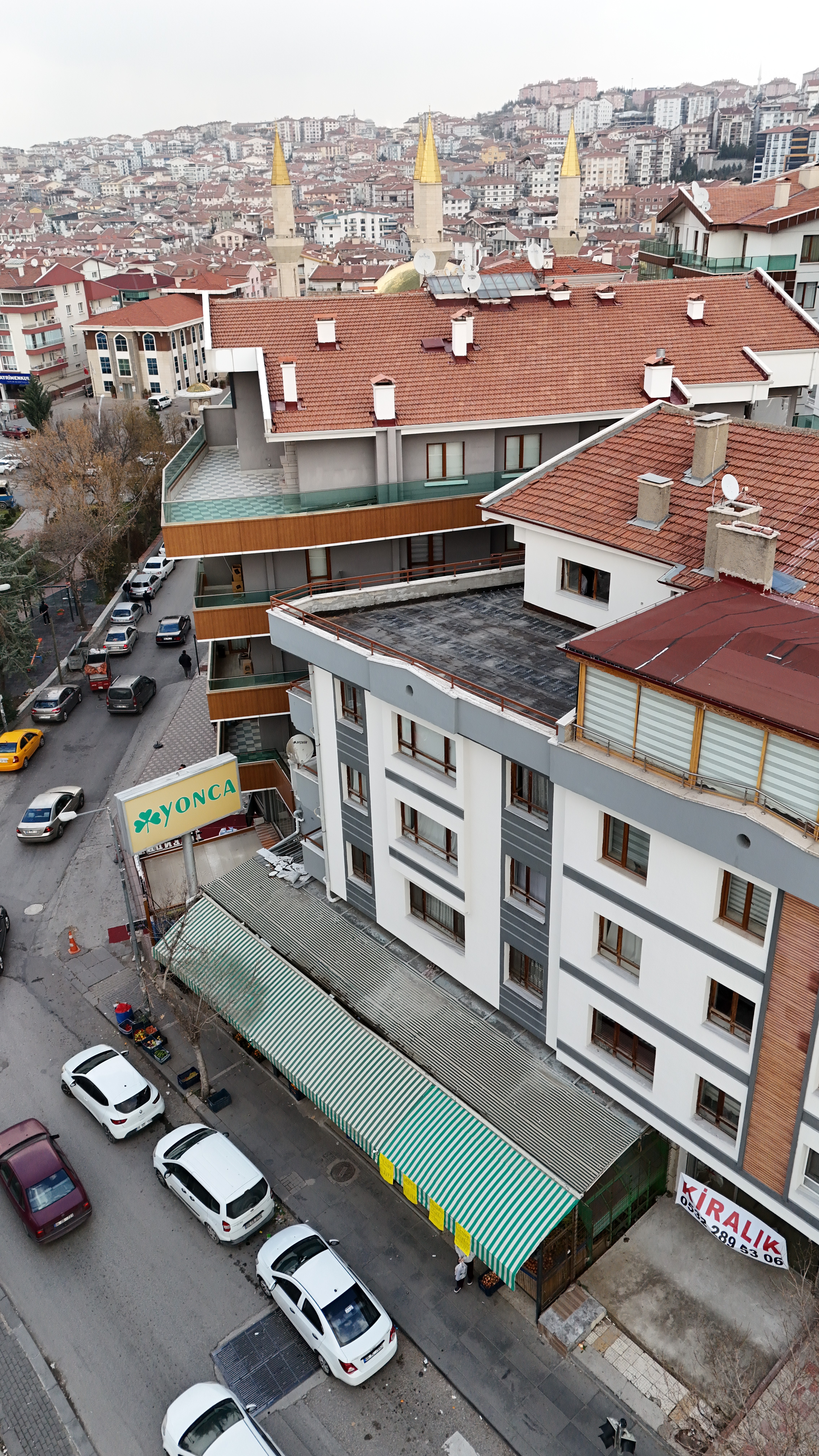 Modern iç düzen, kolay erişim ve sakin bir alışveriş atmosferiyle tasarlanmış mağaza alanı.